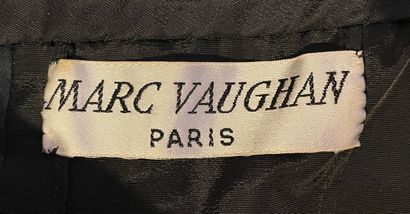 Marc VAUGHAN Robe de cocktail en lurex noir, chenilles et sequins.
Griffée
Circa...
