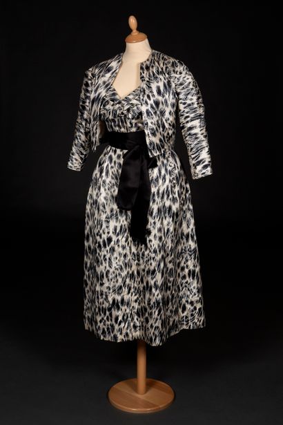 Jacques FATH 丝质鸡尾酒裙印有黑白链的斑驳图案，黑色缎面腰带和3/4袖长裙。
约1955年
Iconography : Vogue, September...
