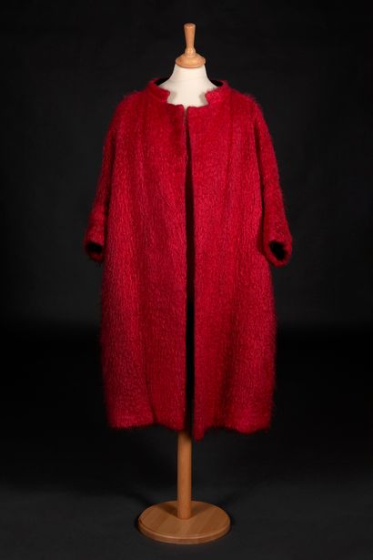 BALENCIAGA Manteau en laine bouclée rouge, taille ample, grand col et manches 3/4
Circa...