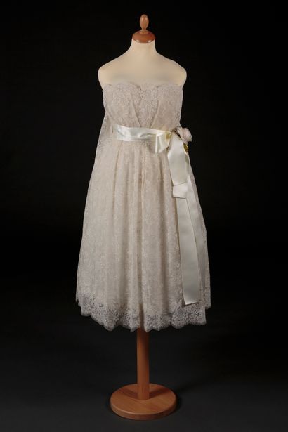 Yves SAINT LAURENT pour Christian DIOR Model " Chantilly "
Wedding dress in white...