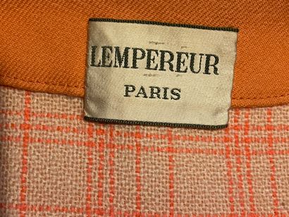 LEMPEREUR, Paris Manteau court en fin lainage orange, fermé par quatre boutons en...