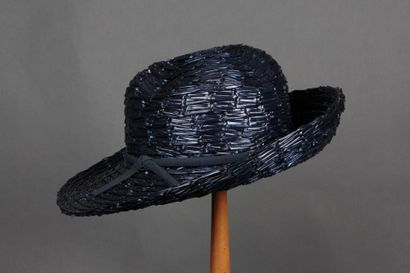 Christian DIOR, licence chapeau 帽子的背面有一个大的通行证，用午夜蓝漆的稻草凸起（？）顶部的大圆顶和微微起伏的帽子，用黑色打结的...