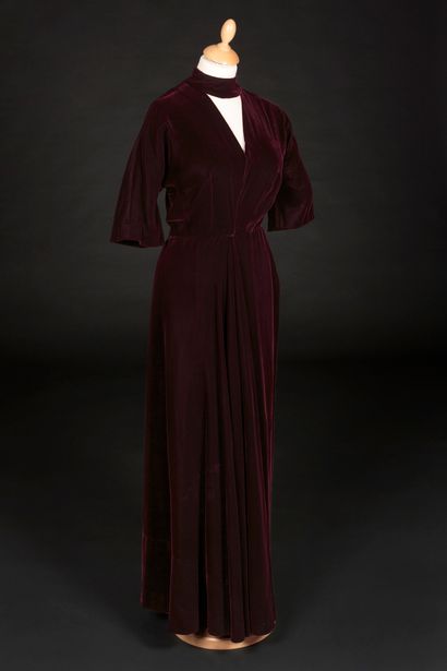 GRÈS, attribué à Evening dress in burgundy velvet. Pointed neckline in front and...