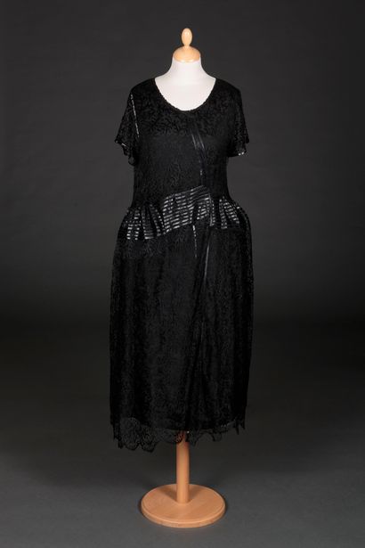 Louise Lemaire CHÉRUIT 黑色丝质蕾丝晚装，腰部系有黑色蜡质缎带。上衣有 "和服 "袖子。 全裹式裙子，两侧有解开的巴斯克，用丝带固定。黑色...