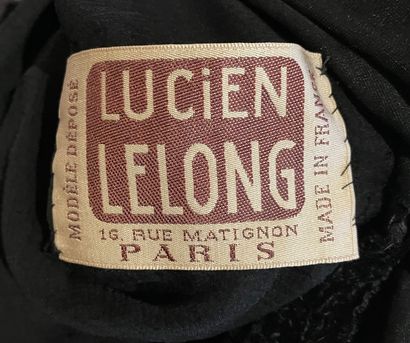 Lucien Lelong Robe en panne de velours noir sans manches à décolleté en pointe, rebrodée...