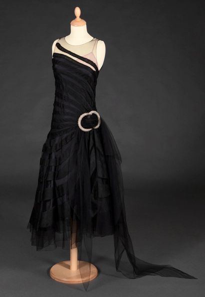 Jeanne LANVIN 
Modèle “Marguerite de la nuit ”

Robe à encolure arrondie, sans manches,...