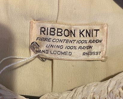 RIBBON KNIT 短外套，带花饰的丝带工作完全是手工缝制的，没有领子
1950年左右（状况非常好）