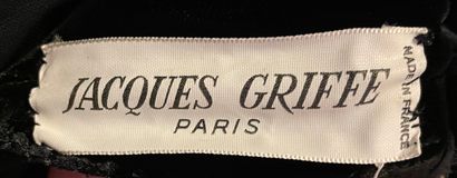Jacques Griffe 黑色天鹅绒长裙，肩部有两个扣子，3/4长的袖子在手臂上打开，有 "蝴蝶 "效果。内衬黑丝
1960年左右