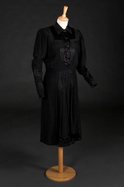 LA INNOVACION BARCELONA Black silk crepe and black silk satin dinner dress, contrast...