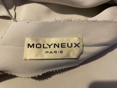 MOLYNEUX Robe de cocktail en crêpe gris clair, décolleté invisible sous le drapé...