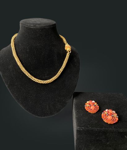 Jeanne PERAL (1914-2005) Collier et paire de clips d'oreille en métal doré, perles...
