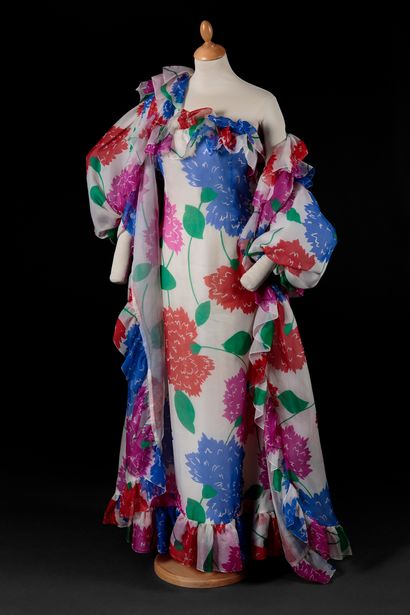 GIVENCHY, n° 71705 Evening set, dress and coat in silk organza printed with large...
