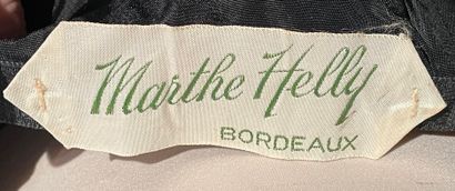 Marthe HELLY, Bordeaux Robe de cocktail en mousseline de soie noire plissée, galon...