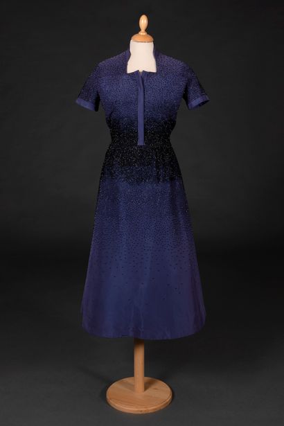 Christian DIOR, attribué à Ensemble de dîner en faille de soie bleu marine rebrodé...