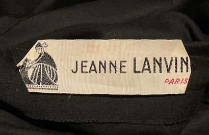Jeanne LANVIN 精致的黑色羊毛连衣裙，长袖，小V领，直筒裙在臀部被一个大的斜面效果带起，结束于一个溢出的点，用金色缎子系着腰带。胸前的两个口袋
19...