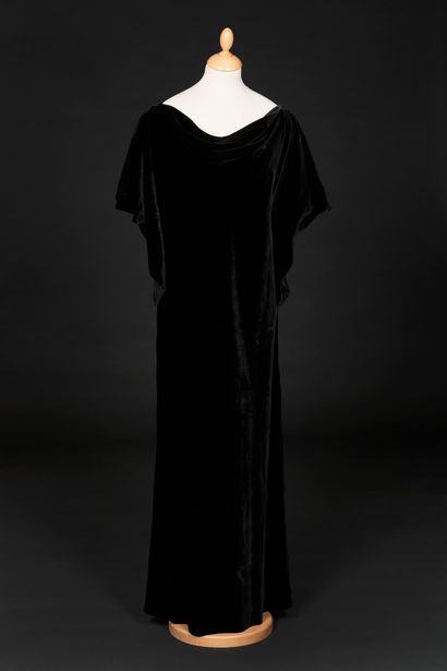 Jacques Griffe 黑色天鹅绒长裙，肩部有两个扣子，3/4长的袖子在手臂上打开，有 "蝴蝶 "效果。内衬黑丝
1960年左右