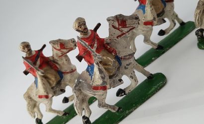 null QUIRALU. XXème siècle. Spahis de Senlis. Ensemble de 5 figurines monobloc. 4...