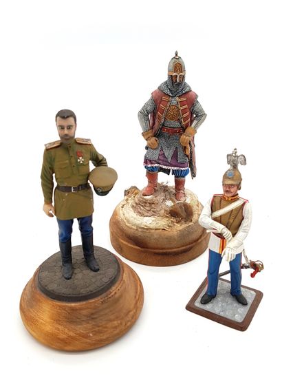 null FIGURINES OF ARTISTS. ANONYMOUS. Russia. This lot includes a Russian warrior...