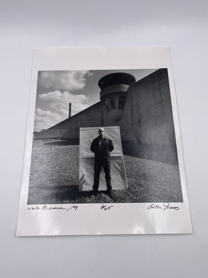 null Arthur Tress - "White Prisoner" - NY - Photograph 7/25 (or 1/25)

Size : 35,2...