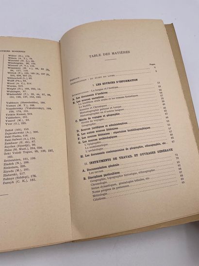 null 1 Volume : "INTRODUCTION À L'HISTOIRE DE L'ORIENT MUSULMAN", (Éléments de Bibliographie),...