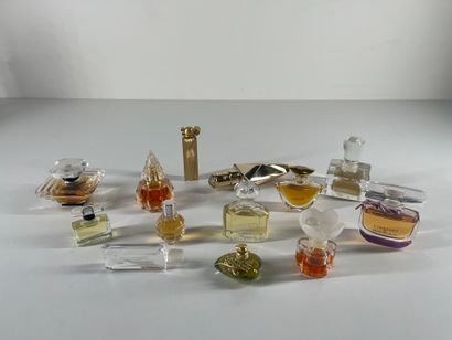 null 
Ensemble de flacons de parfum

