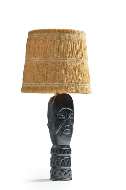 TRAVAIL des années 1950 Lampe en céramique émaillée noire à décor d'un buste d'homme...
