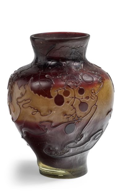 Émile GALLÉ (1846-1904) Vase à panse ovoïde en verre doublé à décor dégagé à l'acide...