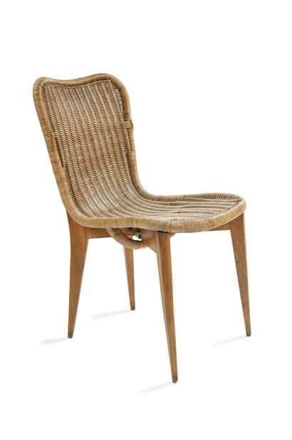 Louis SOGNOT (1892-1969) Chaise en hêtre et rotin tressé 
Vers 1950 
H : 77 cm L...