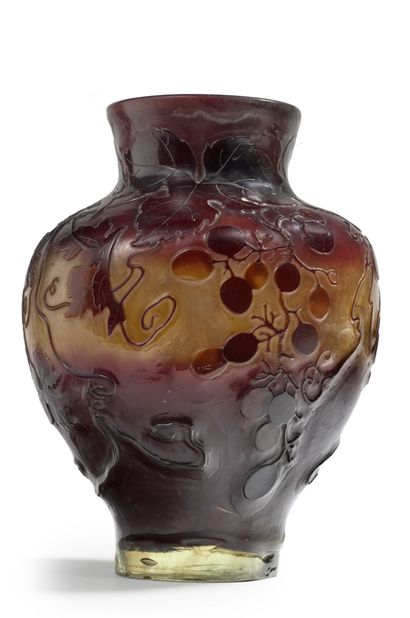 Émile GALLÉ (1846-1904) Vase à panse ovoïde en verre doublé à décor dégagé à l'acide...