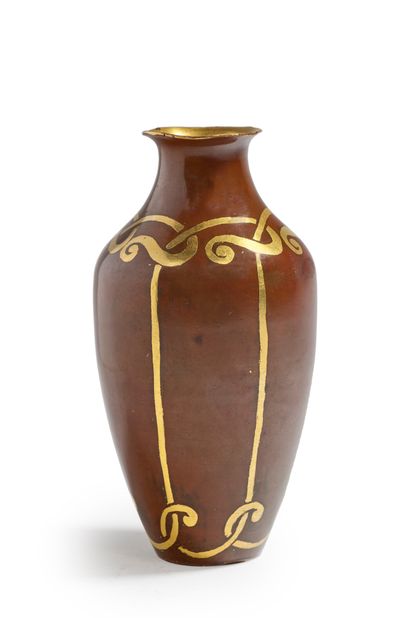 CHRISTOFLE Petite vase en bronze à patine brune et dorée à décor géométrique 
Signé...