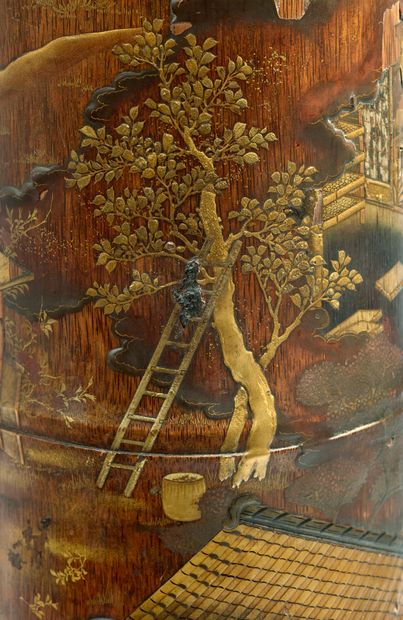 Ferdinand BARBEDIENNE et Edouard LIEVRE, attribué à 一对高大的圆柱形竹制花瓶，用金银平纹漆装饰着雾中的亭子和编织的人物，由一对仙鹤飞过。封闭在一个阴险的青铜框架内，有金色和棕色的铜锈，底部有大象头，部分镂空的树枝和蝾螈形成的侧握。
约1880
高：57厘米...