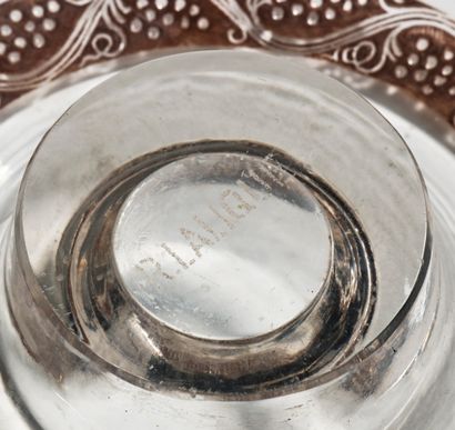RENE LALIQUE (1860-1945) Bougeoir en verre à décor de pampres de vignes 
Signé «...