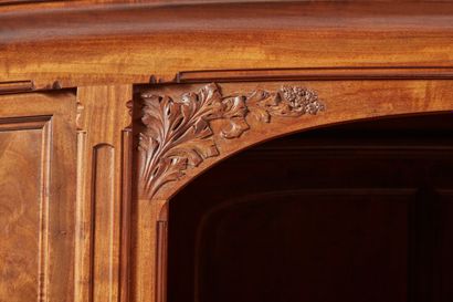 EUGENE GAILLARD, attribué à 桃花心木和burl单板展示柜，两侧开有四扇门，两侧是玻璃门，顶部是一个开放的壁龛，下部有两个抽屉
，整体上有雕刻的花卉图案
鎏金铜把手和手柄
大约1900-1905
H...
