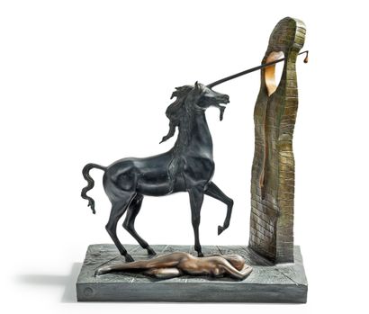 Salvador DALI (1904-1989) La Licorne Sculpture en bronze à patine verte et mordorée...