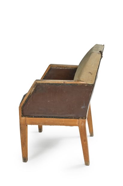 Eugène PRINTZ (1879-1948), attribué à Modernist armchair in walnut
Around 1930
H...