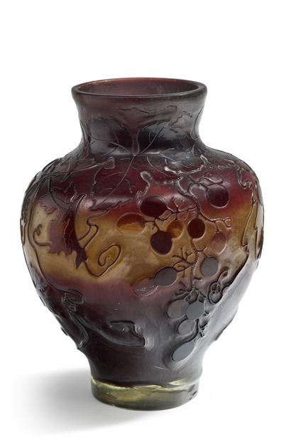 Émile GALLÉ (1846-1904) Vase à panse ovoïde en verre doublé à décor dégagé à l'acide...