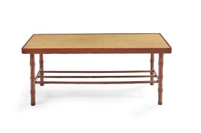 JACQUES ADNET (1900-1984) Table basse, plateau rectangulaire en rafia, piètement...