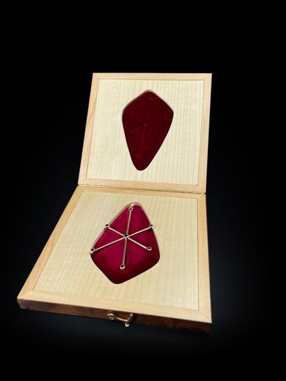 Jean COCTEAU (1889-1963) Star, 1960 
Pendant in 18 carat gold, rubies and sapphires...