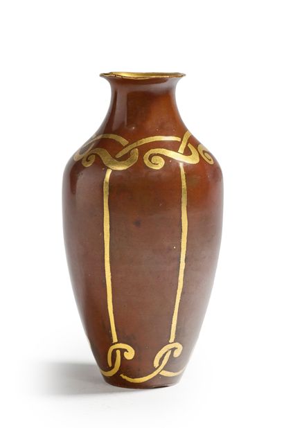 CHRISTOFLE Petite vase en bronze à patine brune et dorée à décor géométrique Signé...