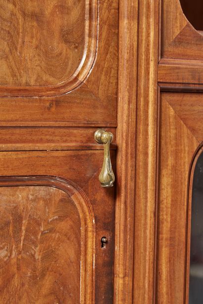 EUGENE GAILLARD, attribué à 桃花心木和burl单板展示柜，两侧开有四扇门，两侧是玻璃门，顶部是一个开放的壁龛，下部有两个抽屉
，整体上有雕刻的花卉图案
鎏金铜把手和手柄
大约1900-1905
H...