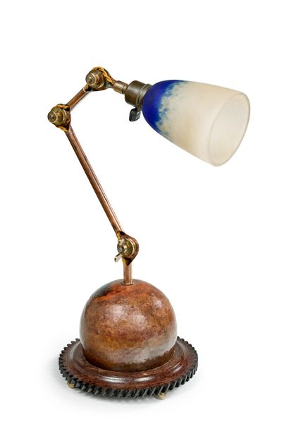 Claudius LINOSSIER (1892-1953) Lampe à bras articulé agrémenté d'une tulipe en verre...