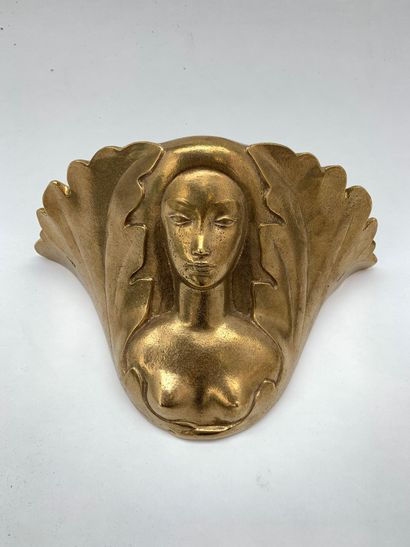 Riccardo SCARPA (XXème) Paire d'appliques en bronze doré figurant des buste de femmes...