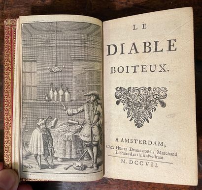 LESAGE Alain-René : Le diable boiteux.
16开全红摩洛哥，书脊上有5个神经，脚下有金色的标题和日期，三面镀金的边缘，有轮盘的对页，滑套。
阿姆斯特丹，由亨利-德斯波德撰写，1707年。
罕见的版本，与阿姆斯特丹的原版同年出版。带有代表魔鬼外观的正面雕刻，非常完整。
粘贴有莫里斯-科恩的前书信。
法语小说de...