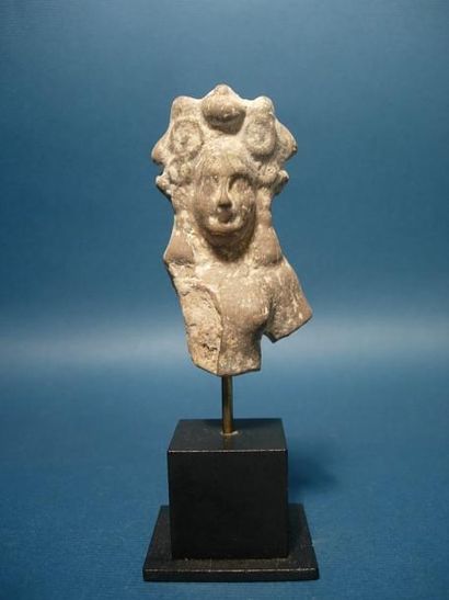 null Buste de déesse-mère en terre cuite. (Ier - IIe s. ap. J.C.). H: 8 cm