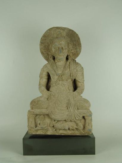 null Bodhisattva auréolé assis en méditation sur une base sculptée figurant un Bouddha...