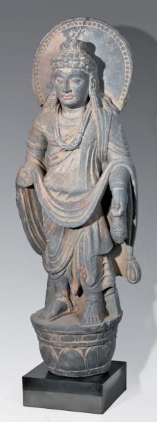 null Bodhisattva auréolé représenté debout sur une base lotiforme. Le Bodhisattva...