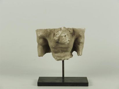null Fragment de bas-relief figurant un Atlante. En stuc. L: 7 x 12 cm