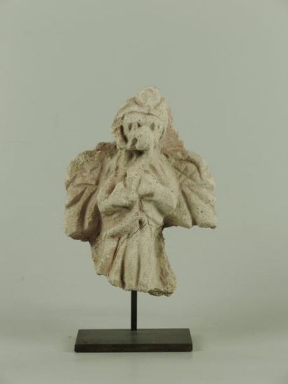null Fragment de bas-relief figurant un Garuda. En stuc. H: 16 cm