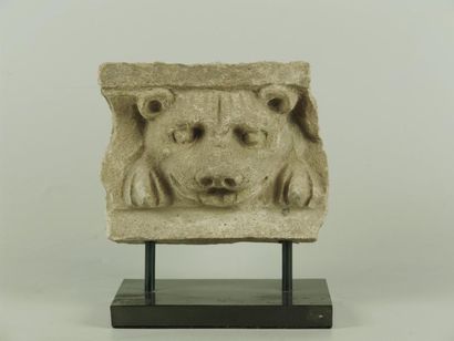 null Fragment de bas-relief figurant un protomé de lion. En stuc. L: 11 x 15.5 c...