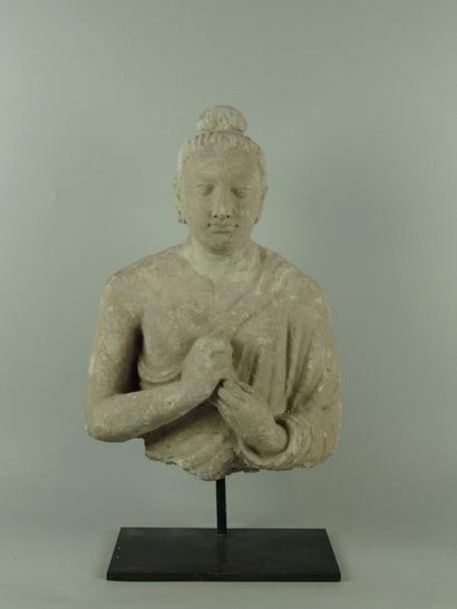 null Buste de Bouddha, exécutant le geste de l'enseignement. En stuc. H: 29 cm